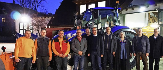 Gruppenbild mit Schlepper &#8211; vor dem Bauhof der Gemeinde Au   | Foto: Julius Steckmeister