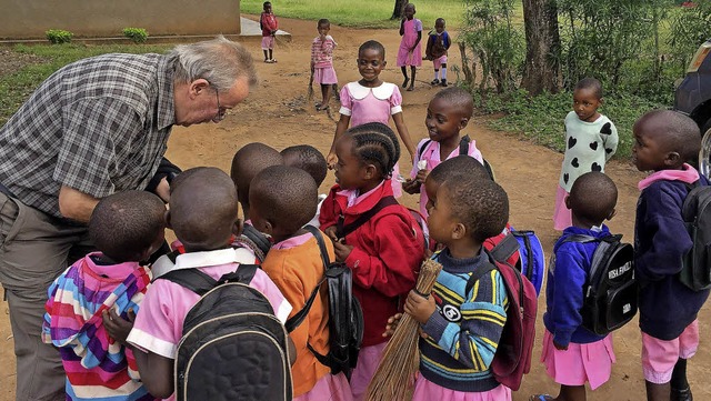 Beim letzten Besuch in Hale/Tansania v...rsttzung der Kindergartenkinder ist.   | Foto: ZVG