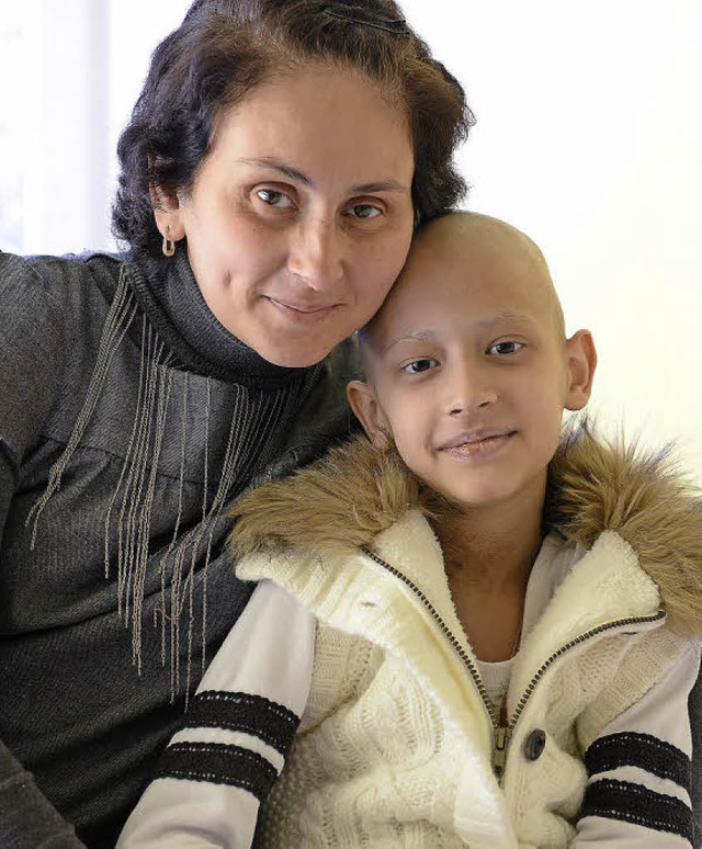 Sophio Thoidze und ihre Tochter Nitsa,...urg mit Chemotherapie behandelt wird.   | Foto: Rita Eggstein