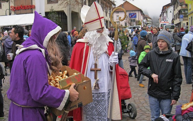 Der Nikolaus und Knecht Ruprecht werden den Weihnachtsmarkt besuchen   | Foto: Veranstalter