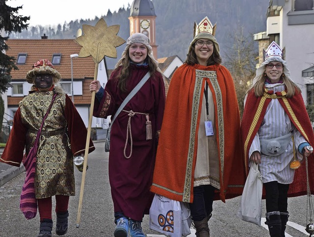 Als Heilige Knige ziehen Kinder Anfan...egenswnsche an die Tr zu schreiben.   | Foto: Bleyer