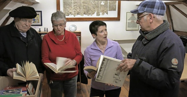 Bernd Kellner, Annerose Bauer, und Gn...arola Grasse (2.v.r) eine Bcherspende  | Foto: Georg Vo