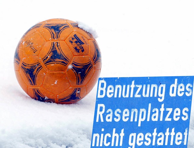 Fuballer sehen bei soviel Wei Rot: I...ald stoppt der Winter die Ballarbeit.   | Foto: dieter reinhardt