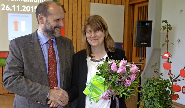 Die neue Schulleiterin Ingrid Furrer mit Brgermeister und Apfelbumchen.   | Foto: Ulrike Derndinger