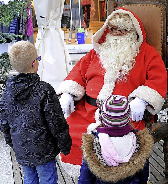 Der Weihnachtsmann erwartet die Kinder auf dem Schlossplatz.   | Foto: Archivfoto: W. Knstle