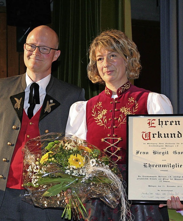 Markus Isele (links) ernannte mit Birg...itglied der Trachtenkapelle hlingen.   | Foto: Birgit Rde