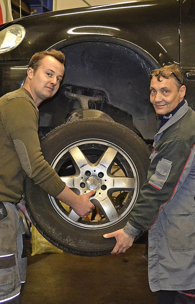 Niklas Lffler (links) macht sein Hobb...m Chef arbeitet er an einem Fahrzeug.   | Foto: Liane Schilling
