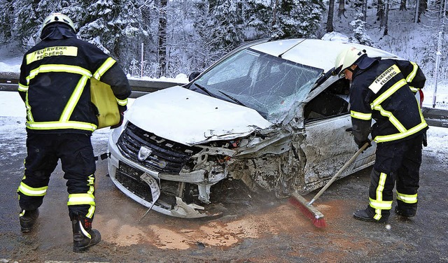 Nachdem der Fahrer dieses Autos geborg...ehr Feldberg mit den Aufrumarbeiten.   | Foto: Kamera24