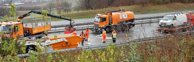 Nicht mehr viel brig blieb von einem ...ch einem Unfall auf der A98 zerlegte.   | Foto: Frey