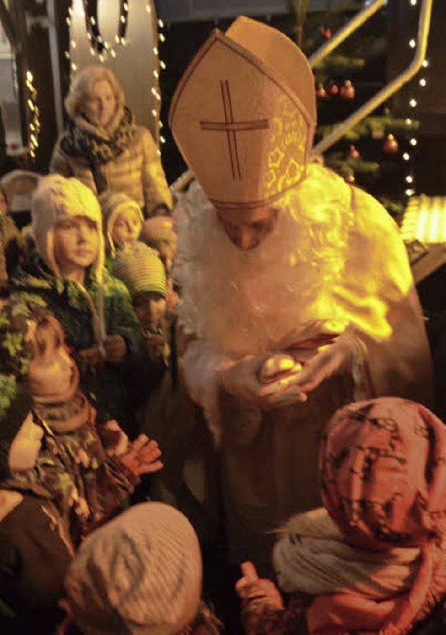 Whrend der Nikolaus bei der Erffnung...tzer auf der Eisbahn schon unterwegs.   | Foto: Gerhard Walser