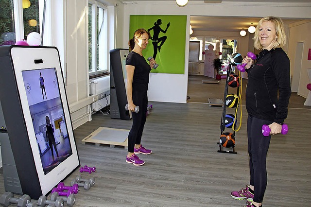 Trainieren mit dem Smart-Trainer demon...en Karin Mahler und Beate Schmudlach.   | Foto: Monika Weber