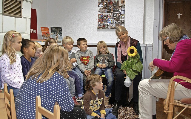 Vrstetter Kinder lassen sich von Sybi...ack in der Gemeindebcherei vorlesen.   | Foto: Pia Grttinger
