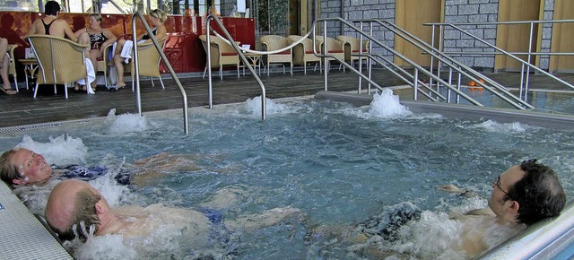 Im warmen Wasser entspannen oder die T... im Radon Revitalbad in Menzenschwand.  | Foto: Archivfoto: Susanne Filz
