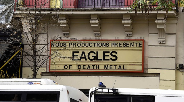 Am Tag nach dem Terroranschlag war noc...ts am Pariser Club Bataclan zu sehen.   | Foto: AFP