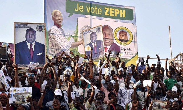 Selbst Nelson Mandela wird bemht: Fan...ugou, der Hauptstadt von Burkina Faso.  | Foto: AFP