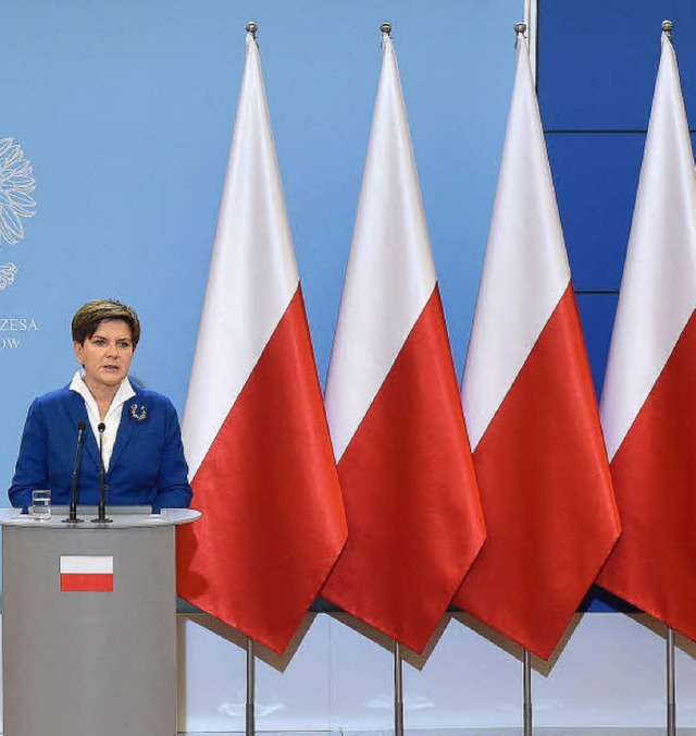 Die EU-Flaggen entfernt und nur noch p...identin Beata Szydlo vor der Presse.    | Foto: dpa