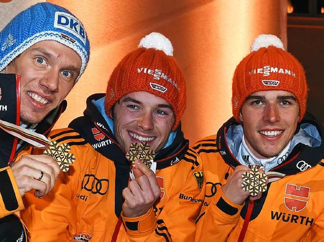 Gold wert ist Team-Weltmeister Fabian Riele (Zweiter v. l.)  | Foto: dpa