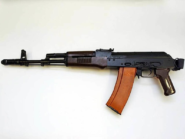 Eine Kalaschnikow Modell AK-47 &#8211;...reiteten Waffen der Welt. (Symbolbild)  | Foto: dpa