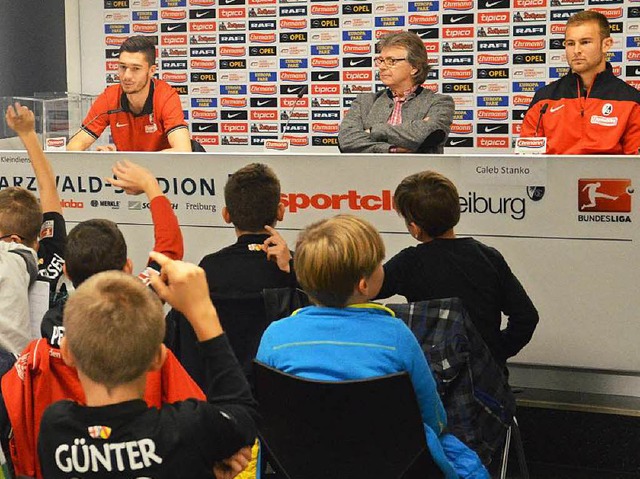 Kids-Pressekonferenz mit den SC-Spiele... Mitte BZ-Sportchef Michael Drfler.    | Foto: SC Freiburg