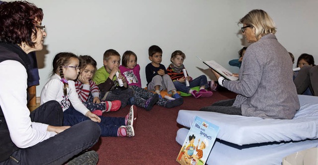 Marita Schamotzki (rechts) hat den Kin...s Kindergartenleiterin Martina Becker.  | Foto: Photographer: Gabriele Zahn