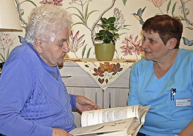 Irmgard Lukas blttert zusammen mit ih...uerin Charlotte Hurrle in einem Buch.   | Foto: Ulrike Strter