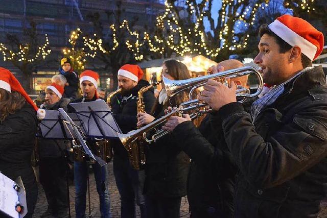 Fotos: Rheinfelder Weihnachtsmarkt ldt zum Bummeln ein