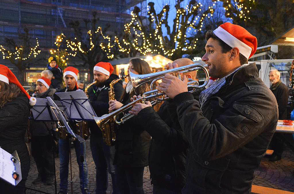 Alles passte zur Erffnung des Weihnachtsmarktes: Lichter verbreiteten eine einladende Atmosphre, die Stadtmusik stimmte besinnlich mit einer Blsergruppe ein und zahlreiche Besucher freuten sich am Glhweinduft beim Erffnungsbummel.