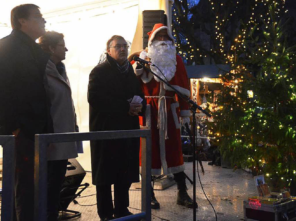 Alles passte zur Erffnung des Weihnachtsmarktes: Lichter verbreiteten eine einladende Atmosphre, die Stadtmusik stimmte besinnlich mit einer Blsergruppe ein und zahlreiche Besucher freuten sich am Glhweinduft beim Erffnungsbummel.