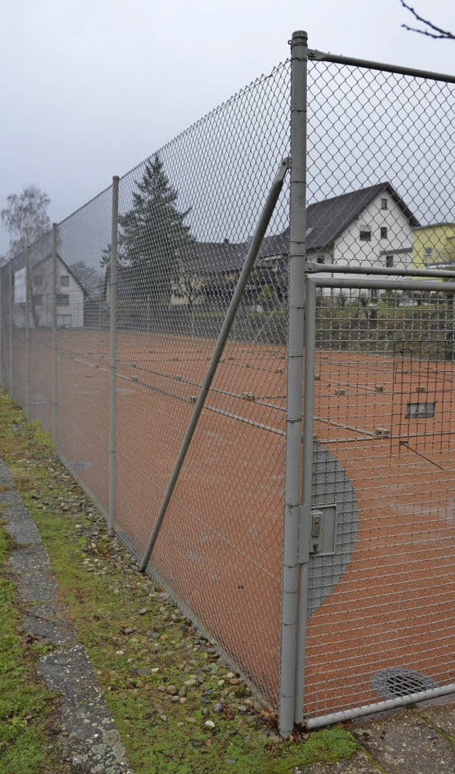 Tennisplatz und Vereinshaus, der Spiel...nen fr die Flchtlingsunterbringung.   | Foto: Hesser
