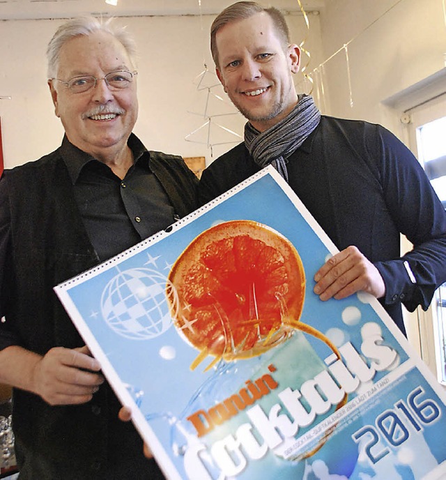 Wilfried Markus (links) und Ralph Kuntzmann mit dem neuen Duftkalender.   | Foto: Ralf Staub