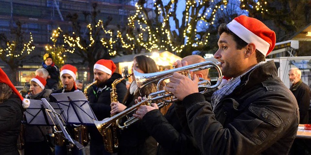 Gefhlvoll stimmte eine Blsergruppe der Stadtmusik auf den Weihnachtsmarkt ein.  | Foto: Ingrid Bhm-Jacob