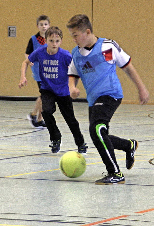Kmpfen um jeden Ball &#8211; zehn Fu...ms wetteiferten in Wehr um den Pokal.   | Foto: Jrn Kerckhoff