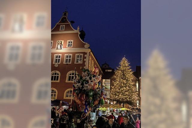 Viele Lichter leuchten in der Altstadt