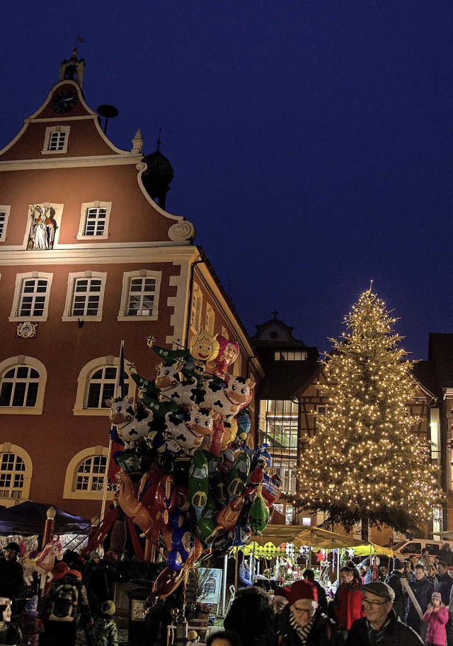 Tausende strmen am Freitagabend auf d...chtsmarkt in der Ettenheimer Altstadt.  | Foto: Olaf MIchel