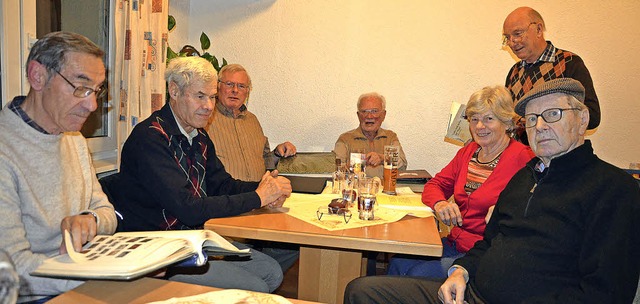 Die Runde der Briefmarkenfreunde mit (... seiner Frau Irmgard und  Ren Lauber   | Foto: Schopferer