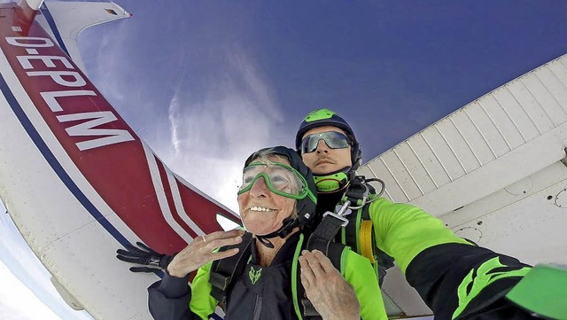 Absprung in 4000 Meter Hhe: Monika Schttoff und Tandemmaster Patrick Kramer   | Foto: privat