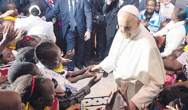 Franziskus segnet Glubige in Nairobi.  | Foto: afp