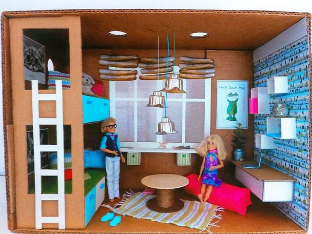 Das selbstgebastelte Jugendzimmer fr Barbie und ihre Freunde. 