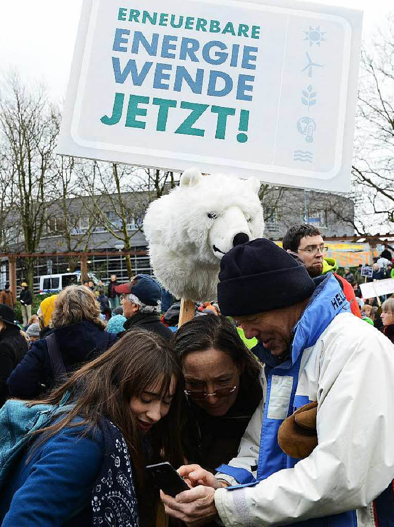 Energiewende und Klimaschutz jetzt! fordern die Demonstranten