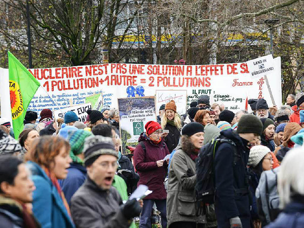 Energiewende und Klimaschutz jetzt! fordern die Demonstranten