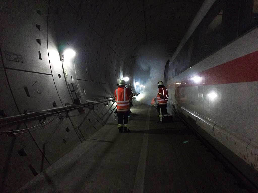 173 Feuerwehrleute aus den Landkreisen Lrrach und Breisgau-Hochschwarzwald, 126 DRK-Leute und 150 Statisten waren beteiligt an der Rettungsbung am Katzenbergtunnel, dem lngsten zweirhrigen Bahntunnel Deutschalnds.