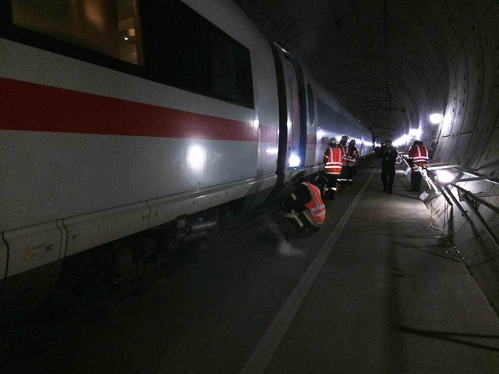 173 Feuerwehrleute aus den Landkreisen Lrrach und Breisgau-Hochschwarzwald, 126 DRK-Leute und 150 Statisten waren beteiligt an der Rettungsbung am Katzenbergtunnel, dem lngsten zweirhrigen Bahntunnel Deutschalnds.