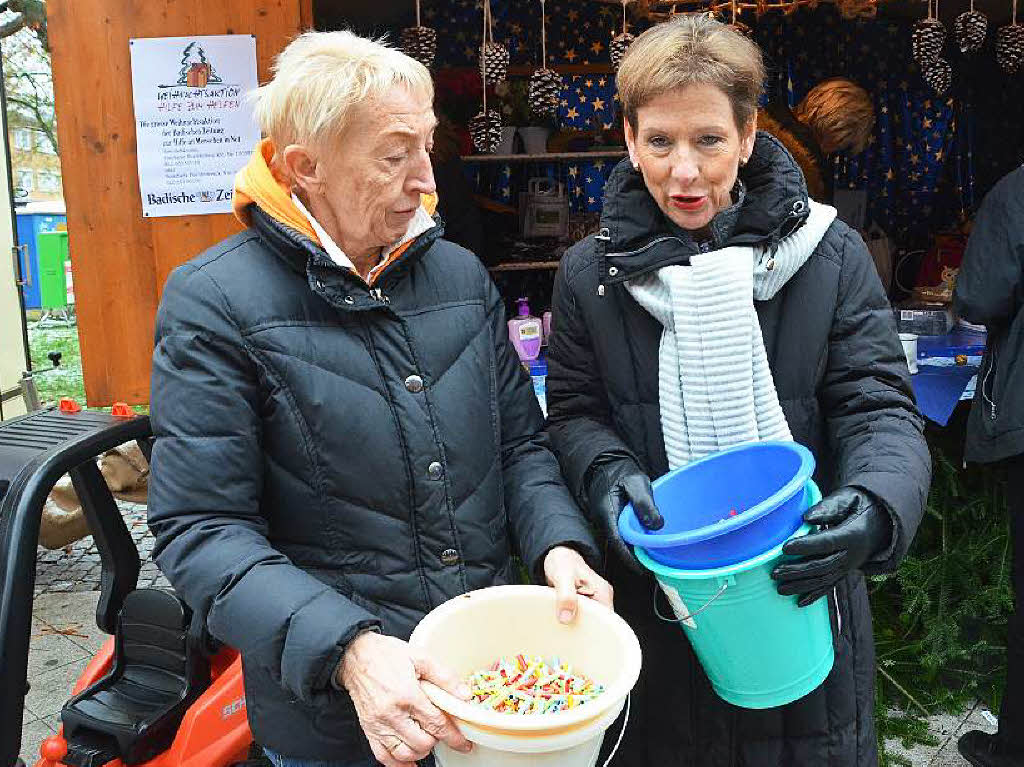 Start mit vollen Loseimern: Landrtin Marion Dammann (rechts) und Gemeindertin Hannelore Nu am Samstagmorgen fr „Hilfe zum Helfen“ im Einsatz