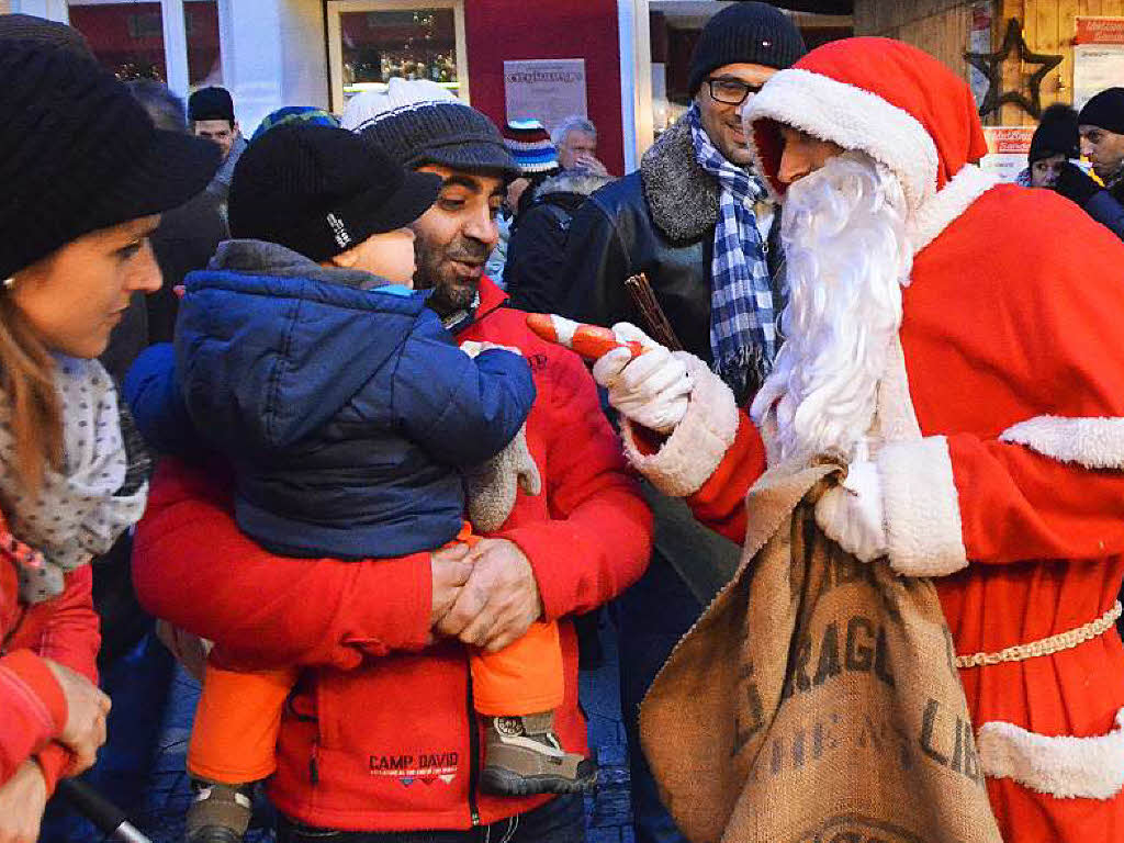 Der Nikolaus verteilte Ses an die Kinder