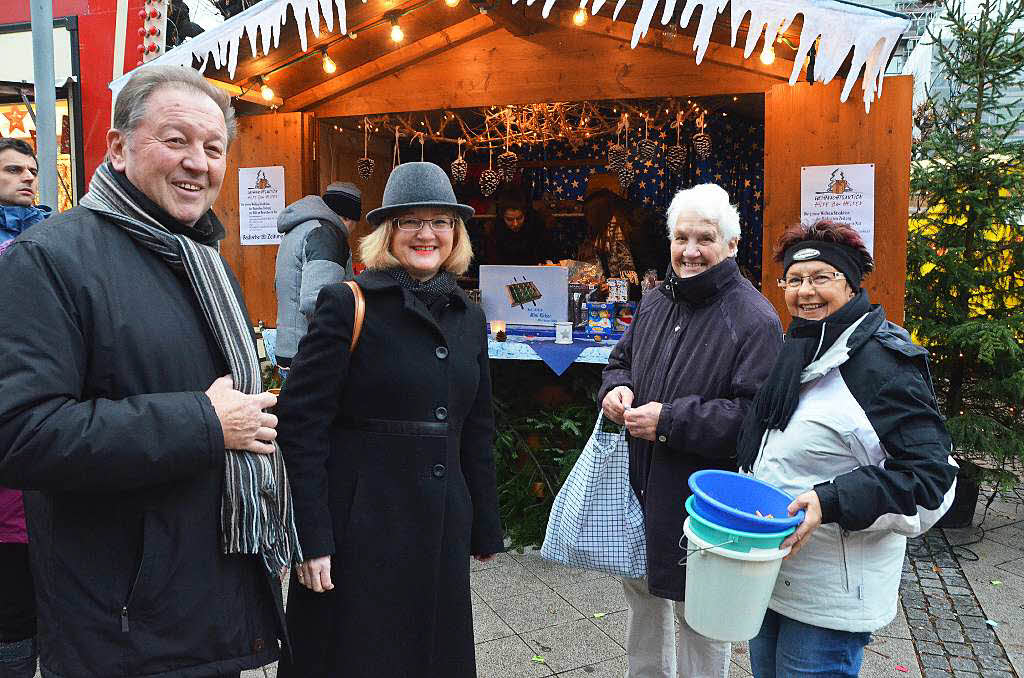 Treffpunkt vor dem BZ-Stand: die Kommunalpolitiker Paul Renz, Sabine Hartmann-Mller und Rita Rbsam