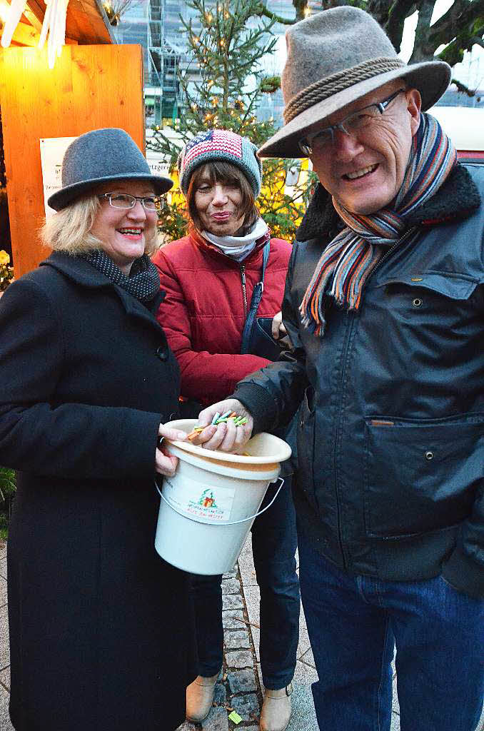 Brgermeister a. D. Rolf Karrer mit Ehefrau greift in den Lostopf von Sabine Hartmann-Mller