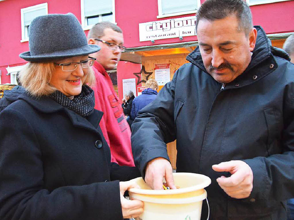 Die Aktion Hilfe zum Helfen untersttzten: Landrtin Marion Dammann, Armin Schuster (MdB), Brgermeisterin Diana Stcker, Gaby Dolabdjian (VHS), die Gemeinderte Hannelore Nu, Eveline Klein, Rita Rbsam, Paul Renz und Sabine Hartmann-Mller