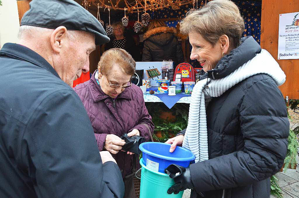 Die Aktion Hilfe zum Helfen untersttzten: Landrtin Marion Dammann, Armin Schuster (MdB), Brgermeisterin Diana Stcker, Gaby Dolabdjian (VHS), die Gemeinderte Hannelore Nu, Eveline Klein, Rita Rbsam, Paul Renz und Sabine Hartmann-Mller