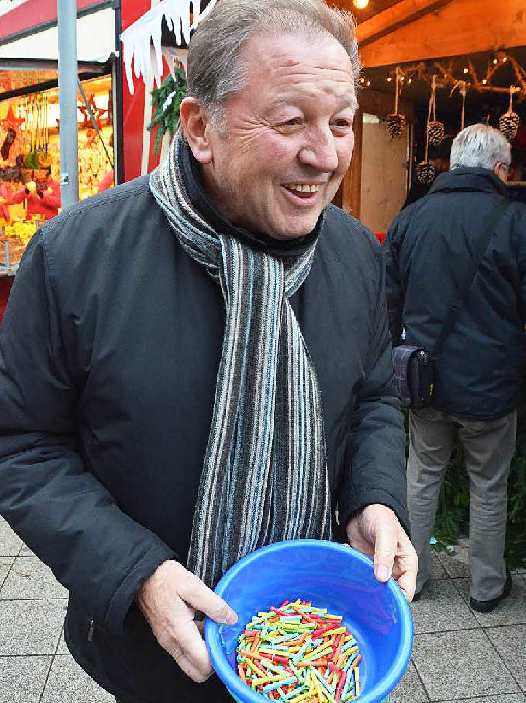 Viele gute Gesprche ergaben sich beim Losverkauf von Paul Renz