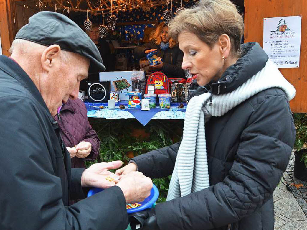 Die Aktion Hilfe zum Helfen untersttzten: Landrtin Marion Dammann, Armin Schuster (MdB), Brgermeisterin Diana Stcker, Gaby Dolabdjian (VHS), die Gemeinderte Hannelore Nu, Eveline Klein, Rita Rbsam, Paul Renz und Sabine Hartmann-Mller